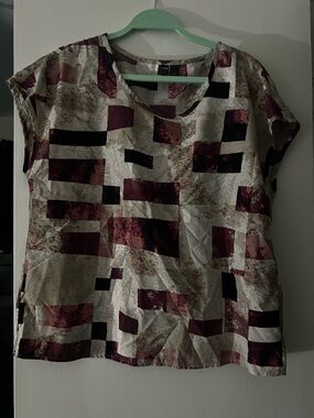 SHEIN Short Sleeve Geometric Block Print Top in Burgundy, Black, and Cream